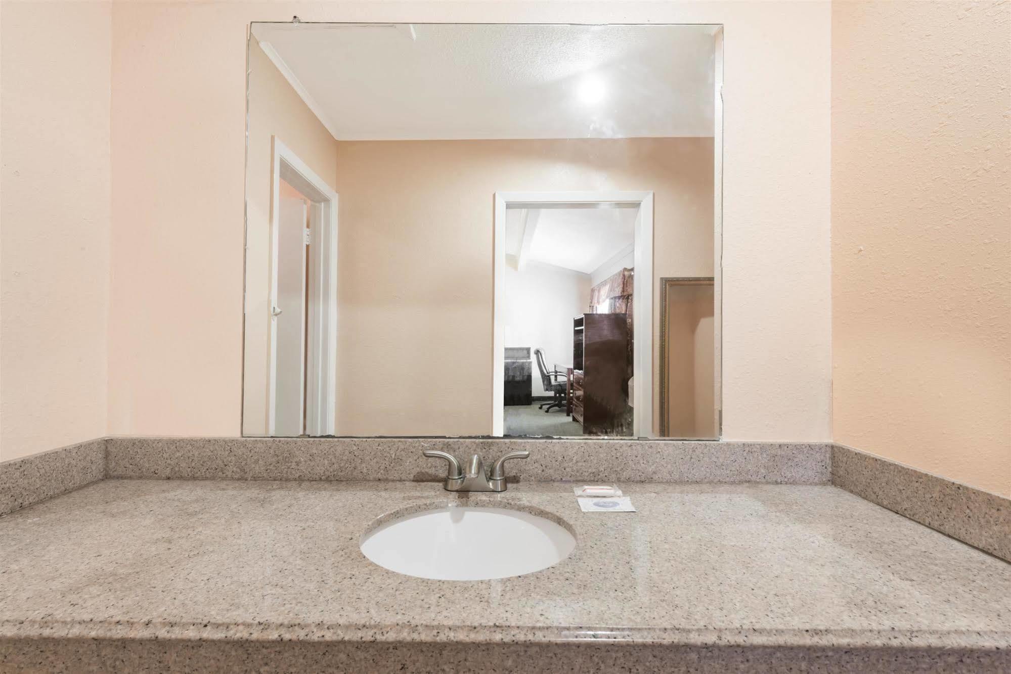 Oyo Hotel Lake Charles La I-10 Экстерьер фото